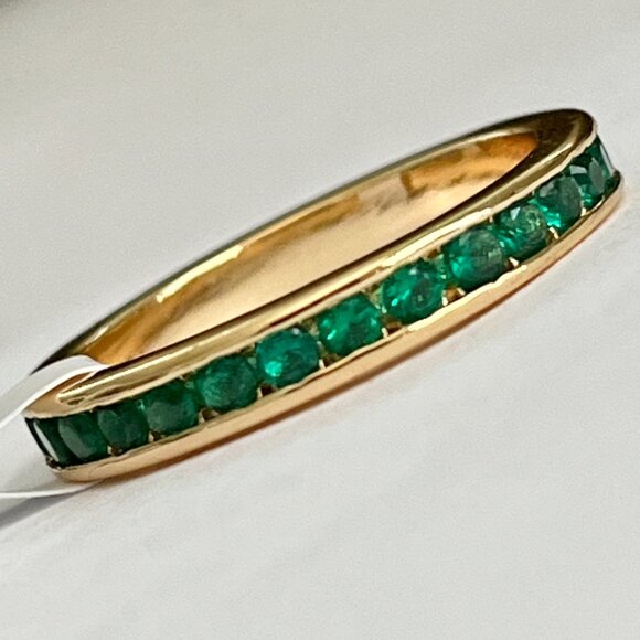 Elegant Gold and Green Gemstone Ring - Picture 5 of 12